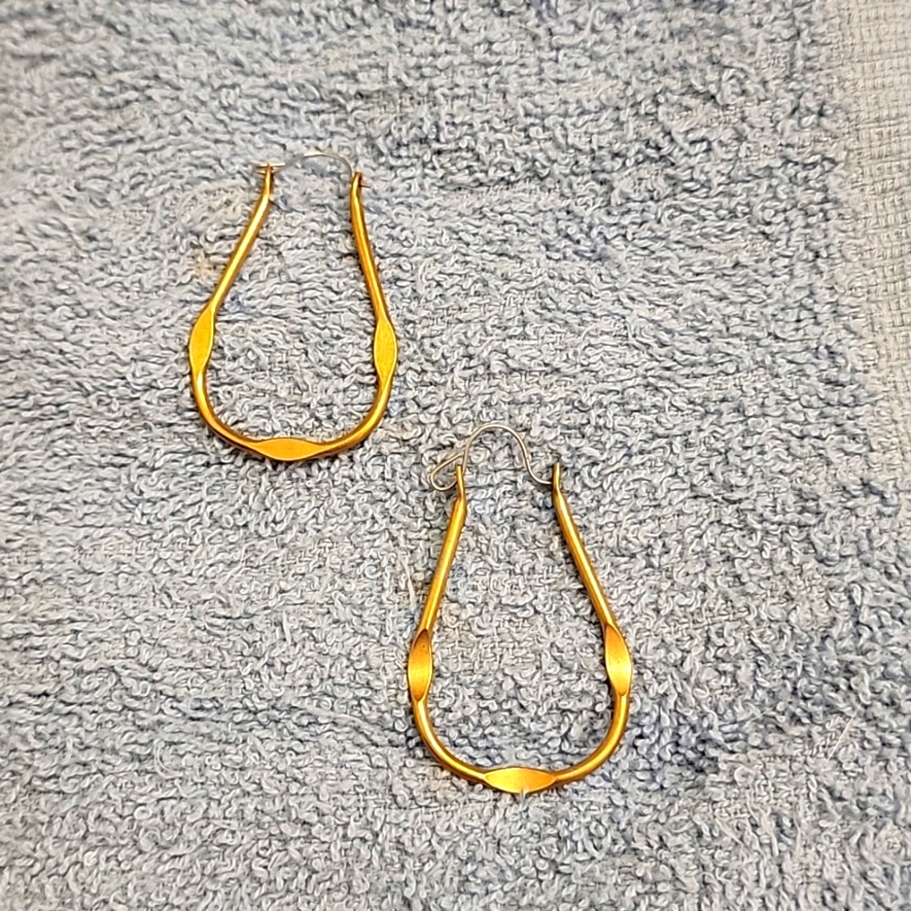 Pierced hoop earrings. Gold plated.